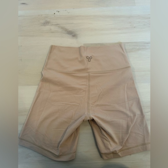 Beige Tna biker shorts. Size medium - Picture 2 of 3